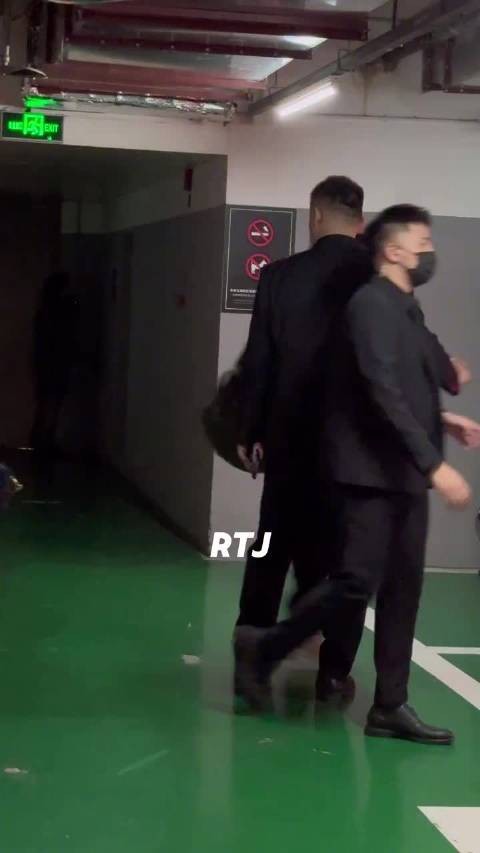 魏大勋重庆活动上班，西装大勋气场强大，真的好帅