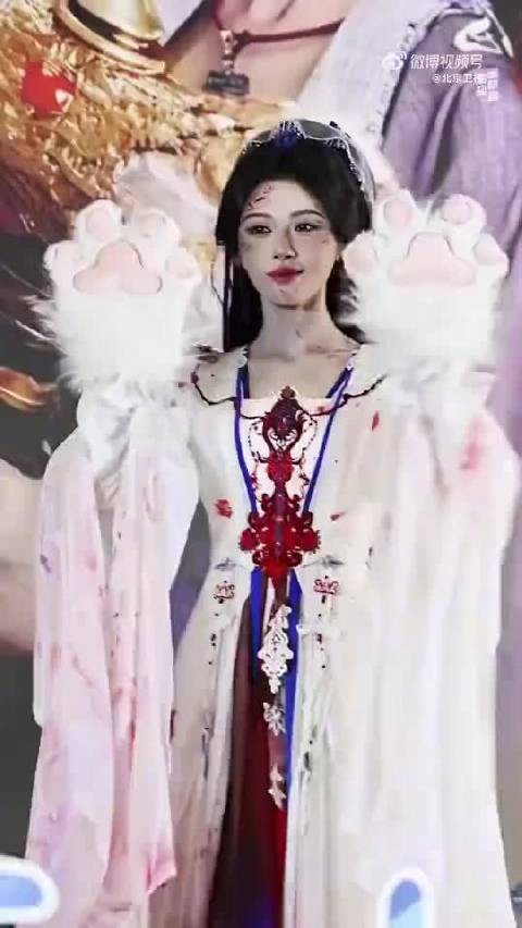 鞠婧祎《来战》杀青鞠躬谢粉,赠午餐饮料甜品