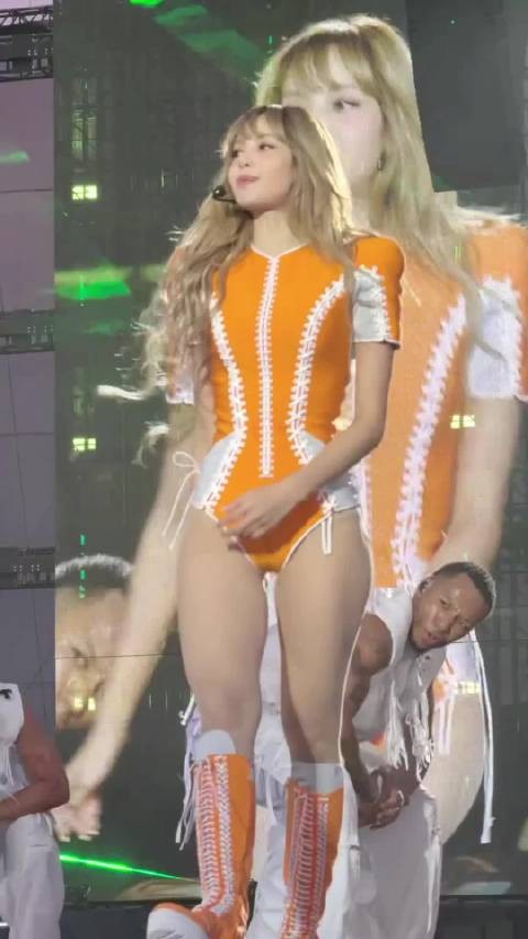 Lisa演唱会的穿搭越来越大胆了？