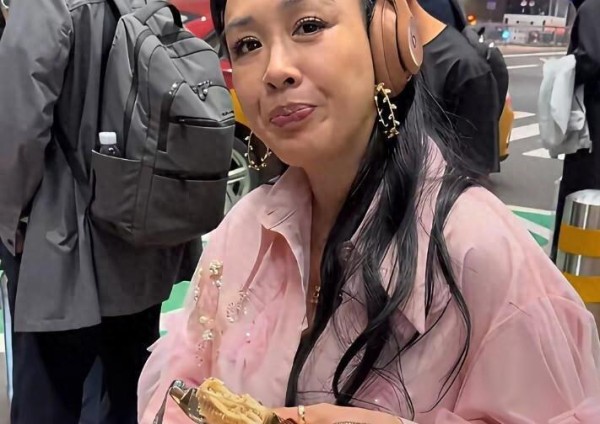 在机场遇见了50钟丽缇，有活力源泉，年过半百的钟丽缇状态绝佳