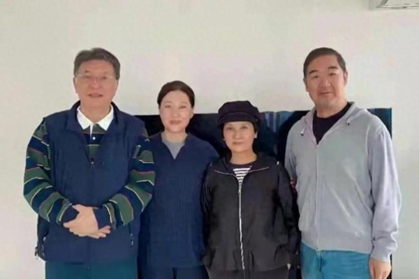 张国立携邓婕赴天津友人之约，穿着朴素无明星架子，画面温馨和谐