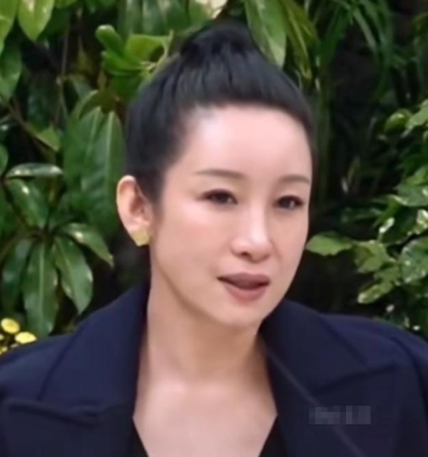 47岁秦海璐变样：满脸褶子脸松垮，白发藏不住，身材瘦的像老太太