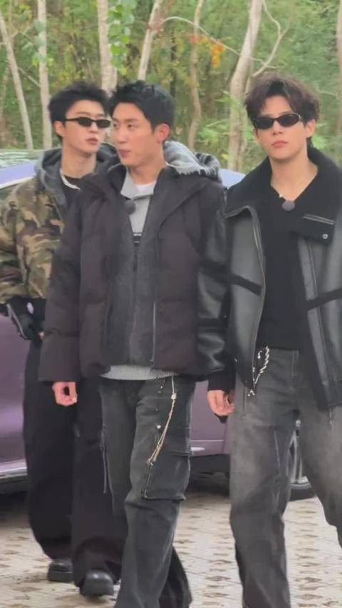 这个范丞丞也太会穿了吧！ 军绿色外套➕手套 太权威了