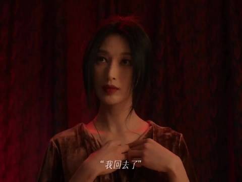 张俪裸背光影勾勒自然曲线