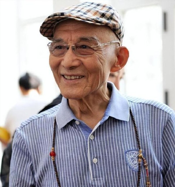 97岁田华现状曝光,和小孙子相依为命,住破旧老房子,生活清苦