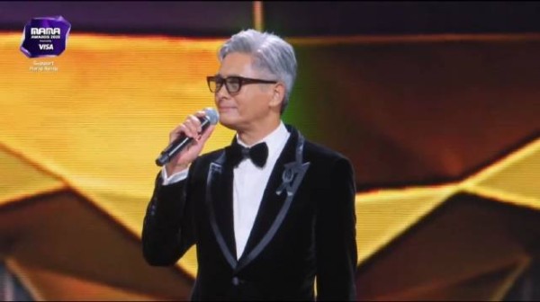 周润发MAMA典礼带领默哀并颁奖权志龙