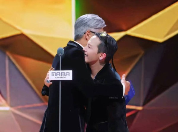 周润发与权志龙相拥。