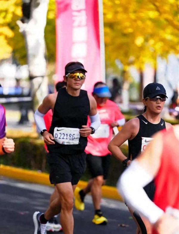 钟汉良上海马拉松庆生，脱掉外套秀出一身腱子肉，身材管理绝了