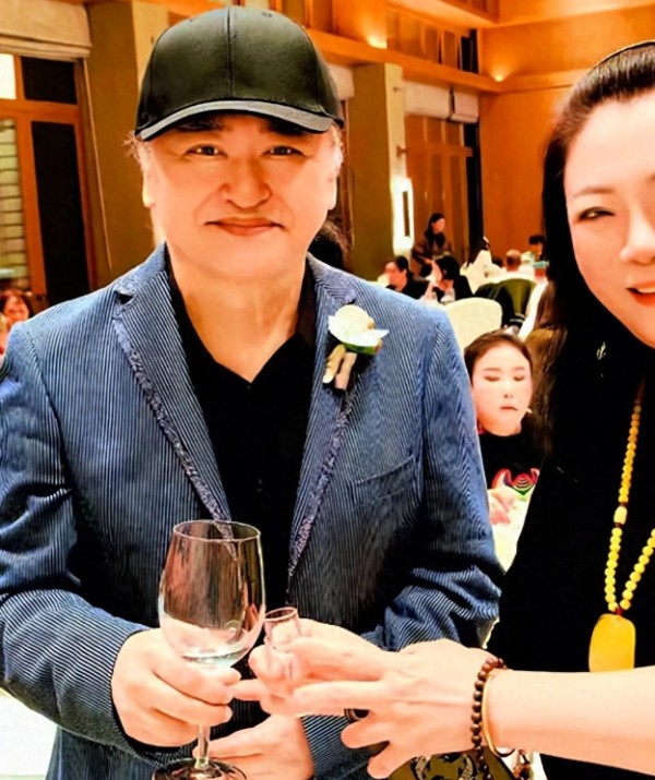 不伦不类!刘欢女儿刚刚完婚,随即全家就遭网友怒骂,到底谁对?