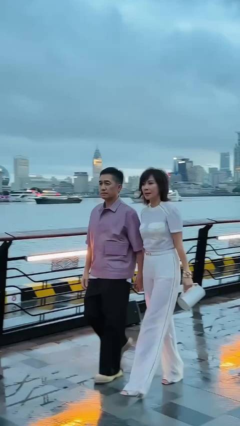 梁朝伟现身上海，夫妻俩手挽手参加爱马仕大秀梁朝伟 刘嘉玲