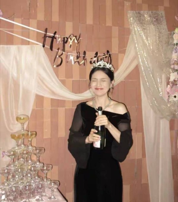 胡可笑容满面,心情大好。