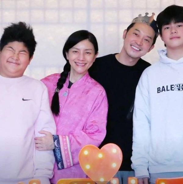 据公开资料显示,沙溢和胡可于2011年2月举办婚礼;2011年7月,胡可产子;2014年8月,胡可再得一子。