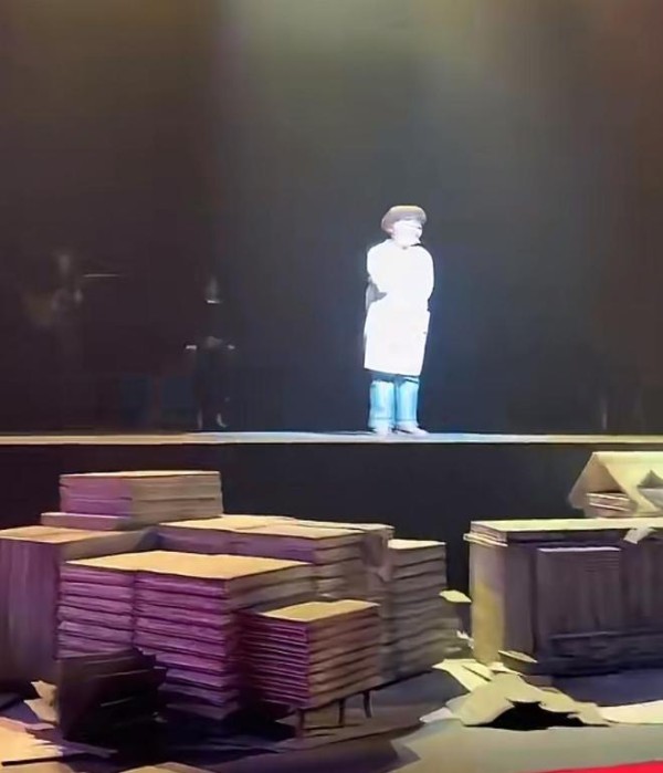 徐峥回上戏参加80周年校庆，被理发阿姨调侃没机会赚他钱，好有梗