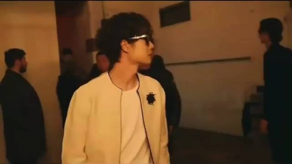 王一博亮相香奈儿大秀官摄镜头尽显贵公子气质