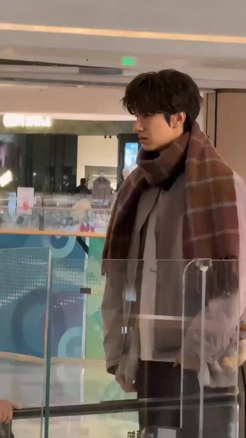 林一现身重庆,卷毛造型撞柱wink萌态十足