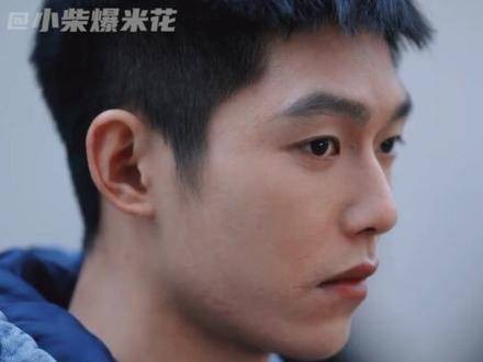 沈耀终于放下心防，与李燃背对背相拥，真话绕了圈却更显真心