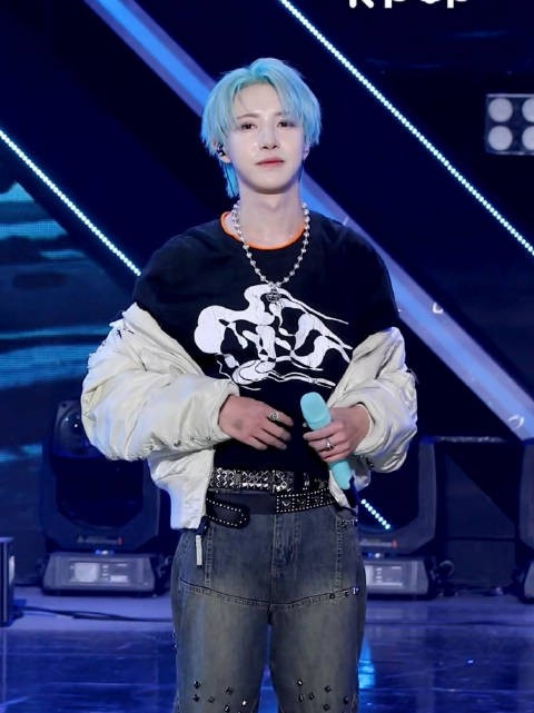 热到不好好穿衣服但会很有礼貌地肚脐鞠躬的小朋友