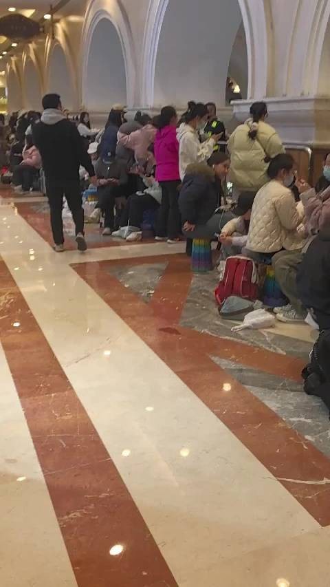 杨幂上海环球活动现场好多人啊！