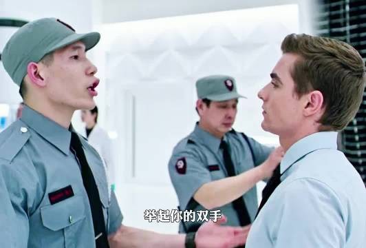 “四个顶级王者出来炸鱼，用一张扑克牌戏耍安检员” 惊天魔盗团 魔术