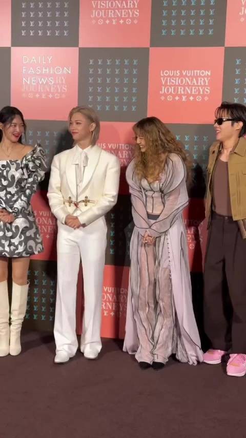 LV活动合影站位引关注，Lisa李龙馥郑号锡居中孔刘金智贤靠边