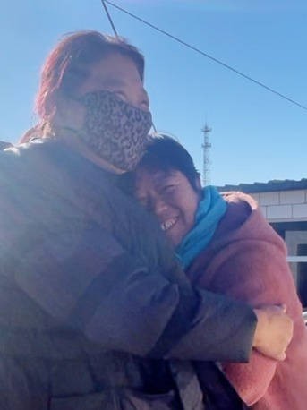 村支书偷偷为全村交了8年保费,一场洪水后,全村追着请她吃饭