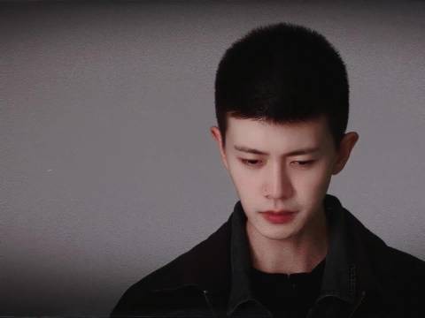 任嘉伦发文致敬英勇无畏的警察