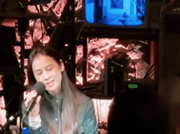 黄圣依面露温柔笑容,心情愉悦。