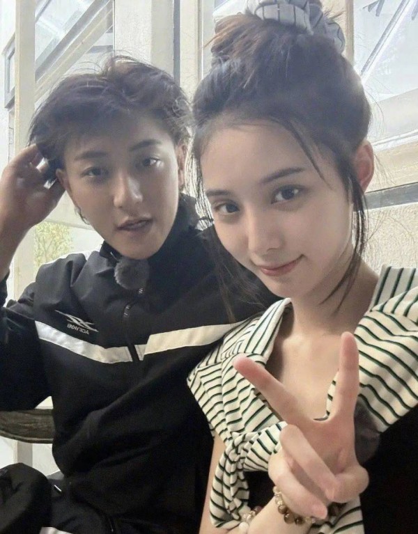 黄子韬徐艺洋挽手下飞机!当年嘴硬否认,现如今网友们直呼“好甜”