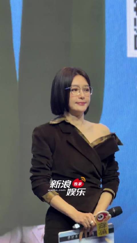 妈耶，@秦岚 好漂亮的直角肩！