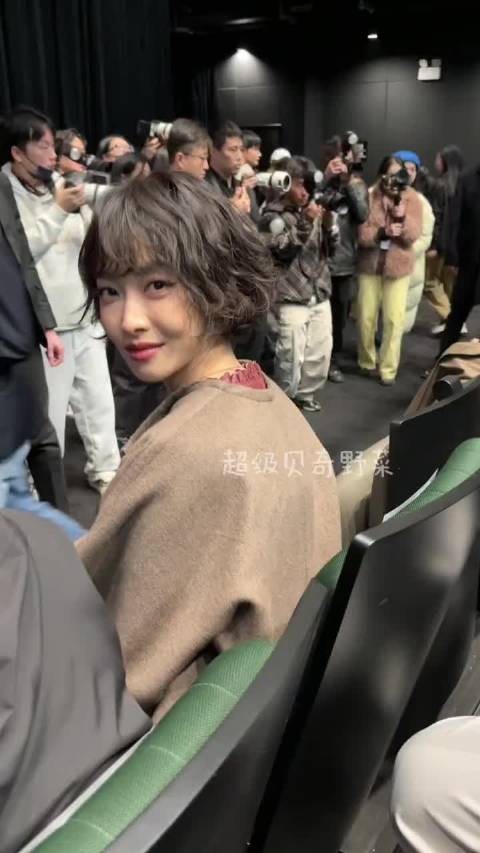 参加活动的宋茜杨幂金晨,这个怼脸要被美女们美晕了