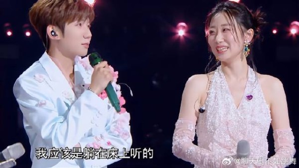 王源清唱《若月亮没来》，当着原唱贴脸开大，被原唱爆夸！