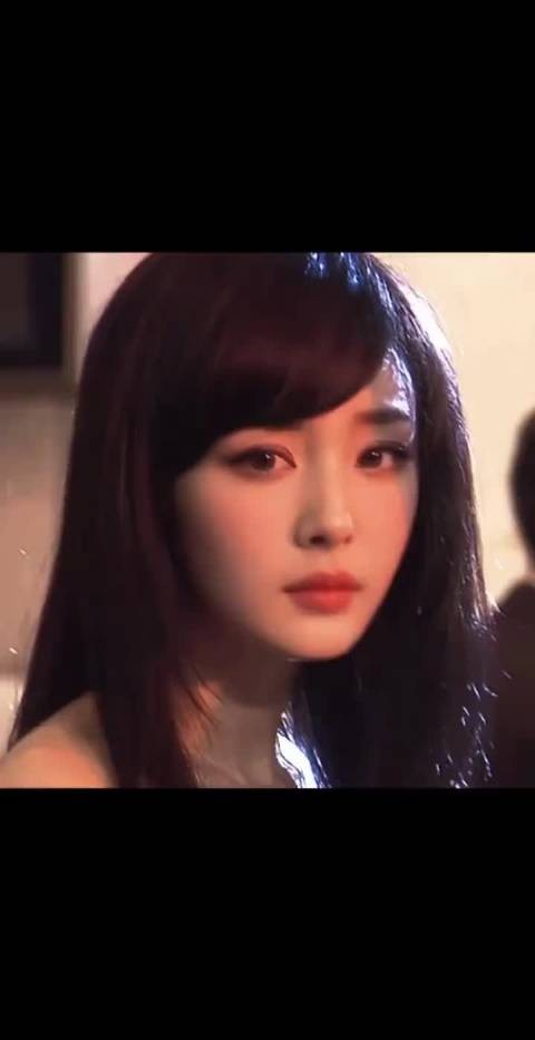 杨幂活动拍照直呼僵硬，乖巧稍息引网友喊立正