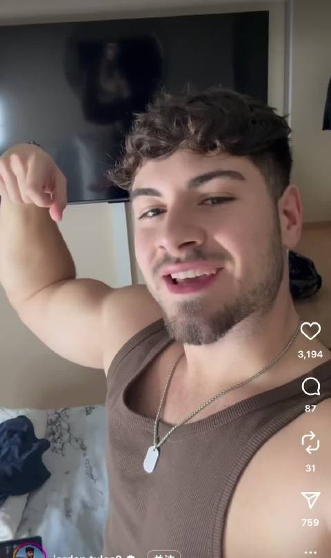 男友转型健身教练分享减肥经验，购新电视机引关注