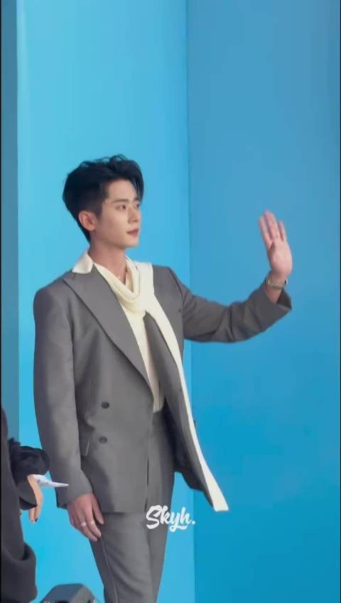 林允尖叫之夜红毯摔倒,丞磊迅速去扶