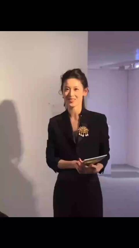 怎么感觉她跟她的妈妈这么像,都觉得好美呀