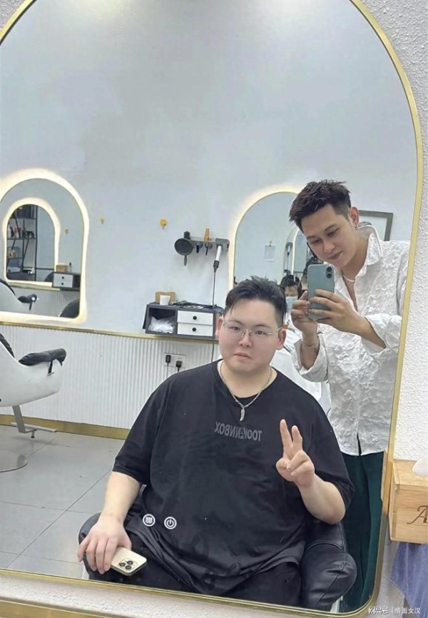 向家小儿子向佑广州理发被偶遇，与哥哥向佐形象反差太大