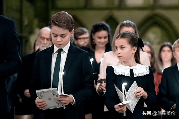 乔治、夏洛特和路易在凯特王妃的圣诞颂歌音乐会上光彩夺目