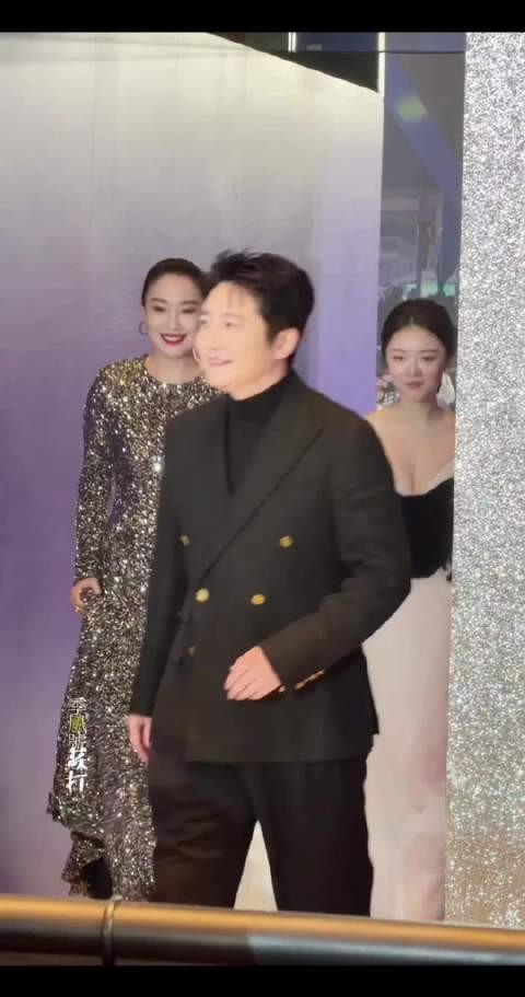 气质如水淡淡的很疏离,五官又很浓烈 真的是绝对的演员脸