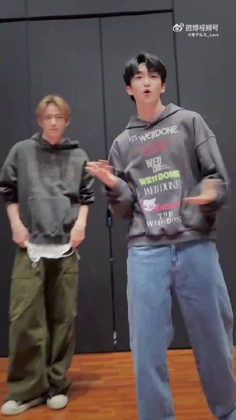 黄子弘凡李羲承官宣舞蹈联动,此前韩国偶遇伏笔揭晓