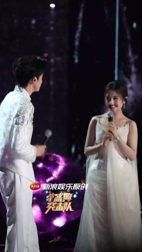 李兰迪敖瑞鹏合体营业,牵手跑对视比心合唱