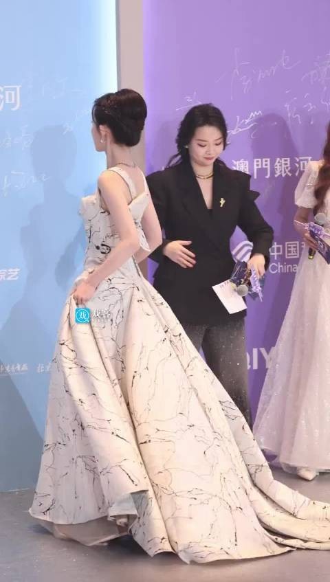 今天的孟姐依旧保持懵懵的状态，但是直观冲击的美貌让人太喜欢了