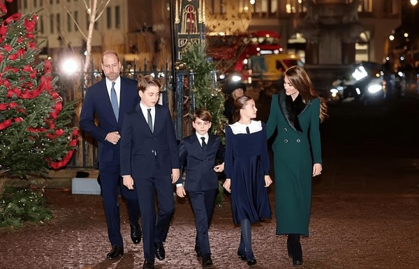 凯特王妃携三子女亮相圣诞颂歌会，亲笔信传递爱与陪伴