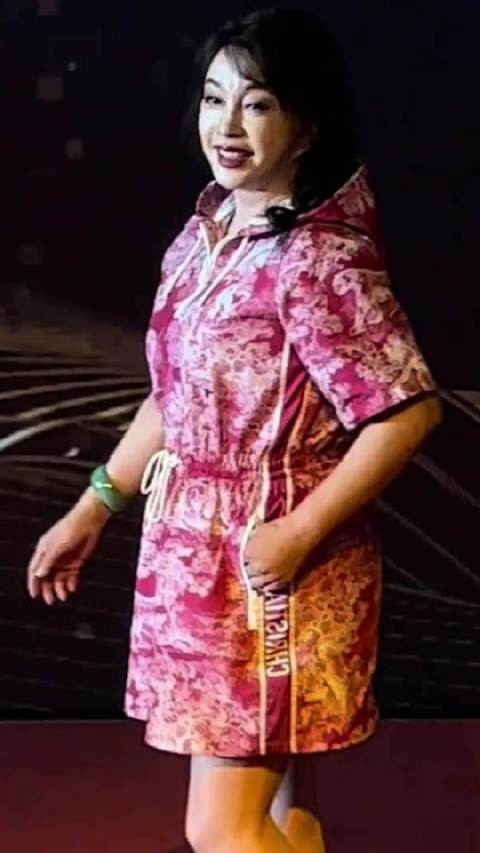 75岁刘晓庆穿花裙亮相,展现自信风采