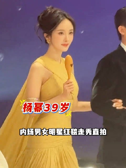 尖叫之夜众星红毯走秀直拍,杨幂白鹿檀健次等亮相