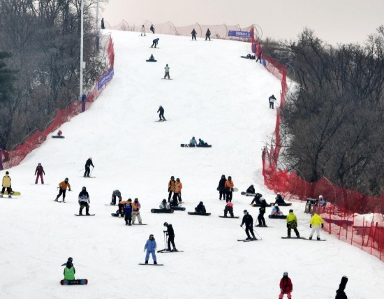 12月6日，市民和游客在沈阳的东北亚国际滑雪场滑雪（无人机拍摄）。新华社记者李钢 摄