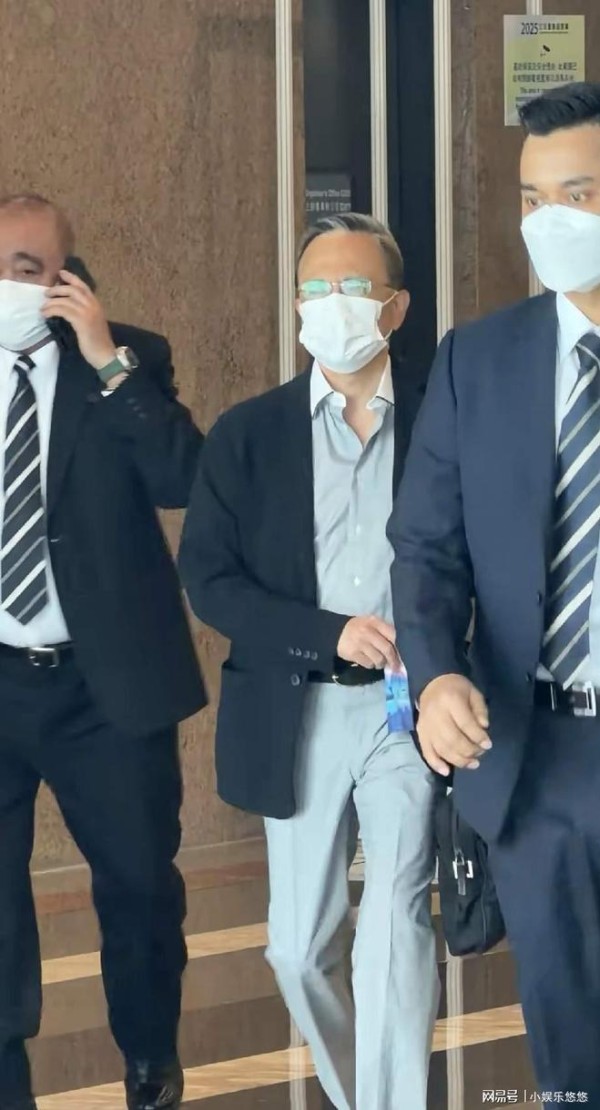 李嘉诚长子李泽钜近照曝光,61岁头发全白,身材苗条精气神很不错