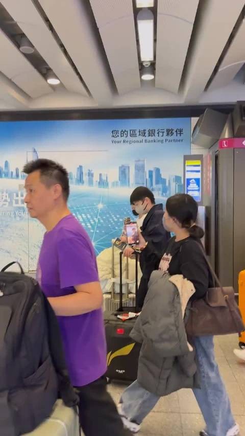 孙颖莎香港到达，落地有穿有短袖的有薄外套的，莎莎私服真的好看