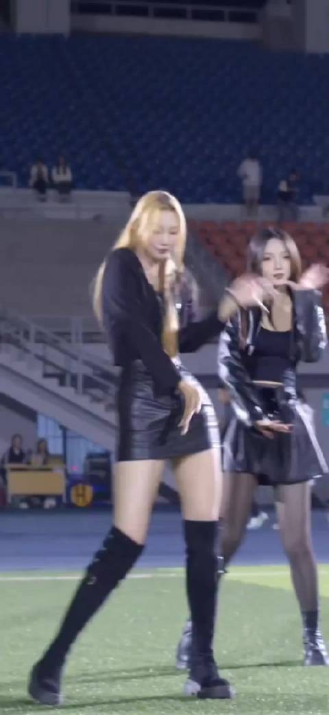 东北的大学生小姐姐身材真高挑，这一眼望去全是腿了