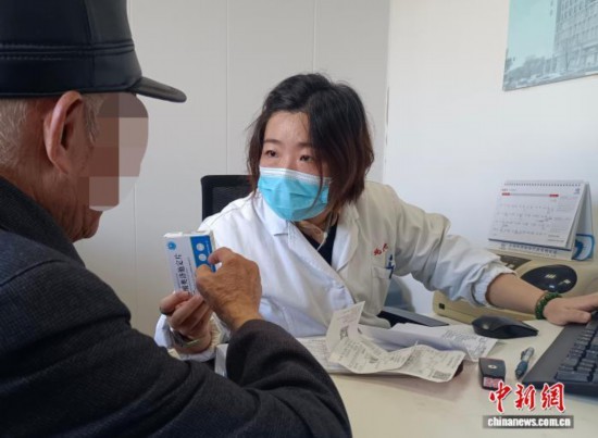 郑华娟医师正在耐心给老人讲解有关皮肤瘙痒药物的使用方法。喻文龙 摄