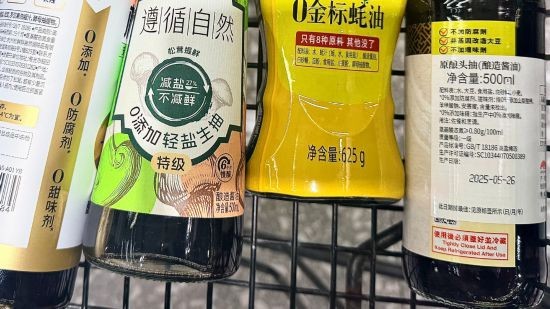 12月4日，在北京某商超调料区，不同品牌、不同产品对“零添加”有着不同注释。新华网记者 刘璐 摄
